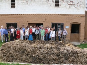 Gruppenbild mit Misthaufen